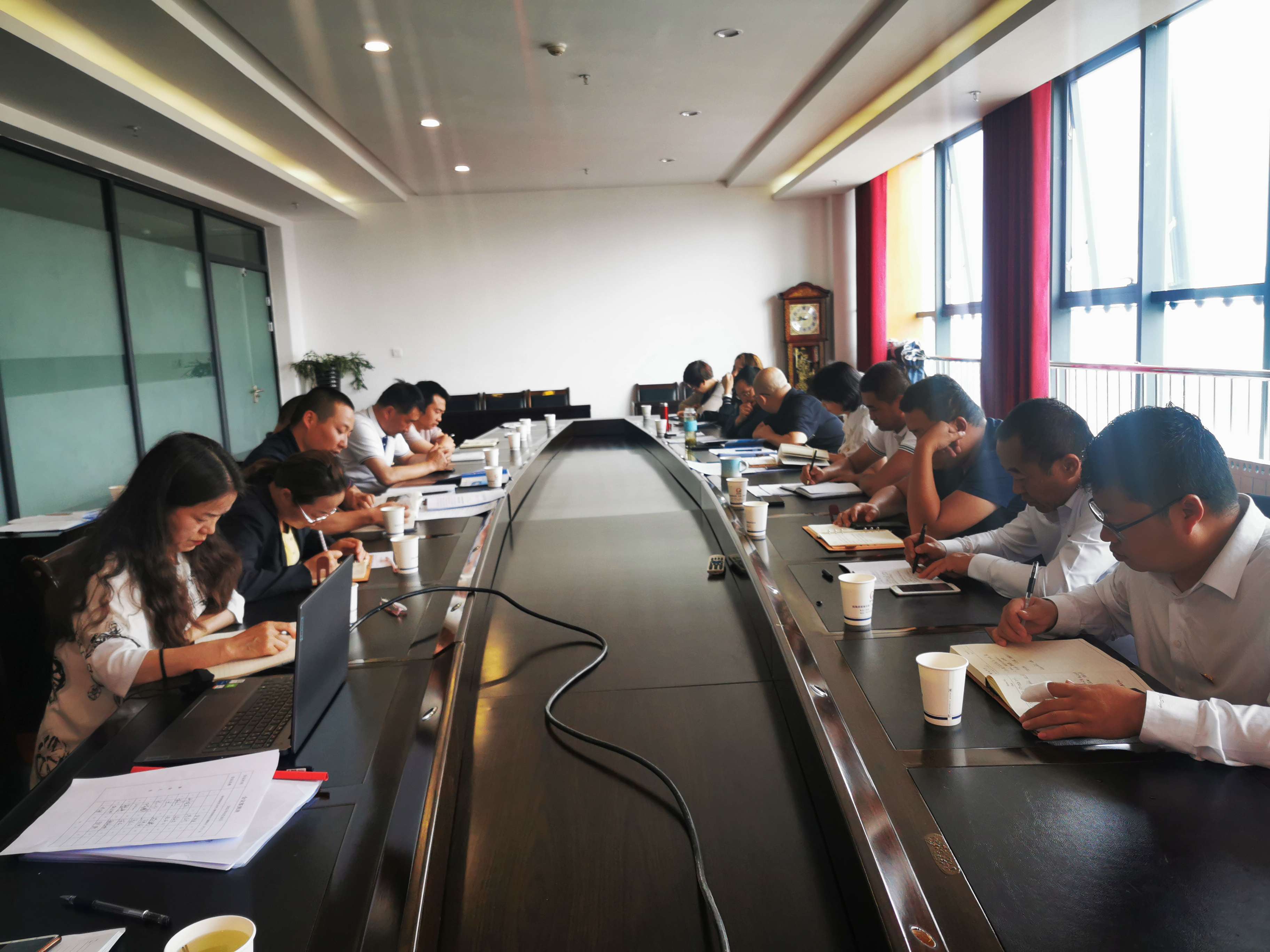 7.6集團(tuán)公司黨委召開中心組（擴(kuò)大）學(xué)習(xí)會(huì)  程彩琳 攝.jpg